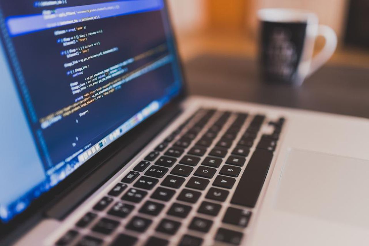 Anthropicのプレミアム賭けが企業向けコーディングAIを作り替える