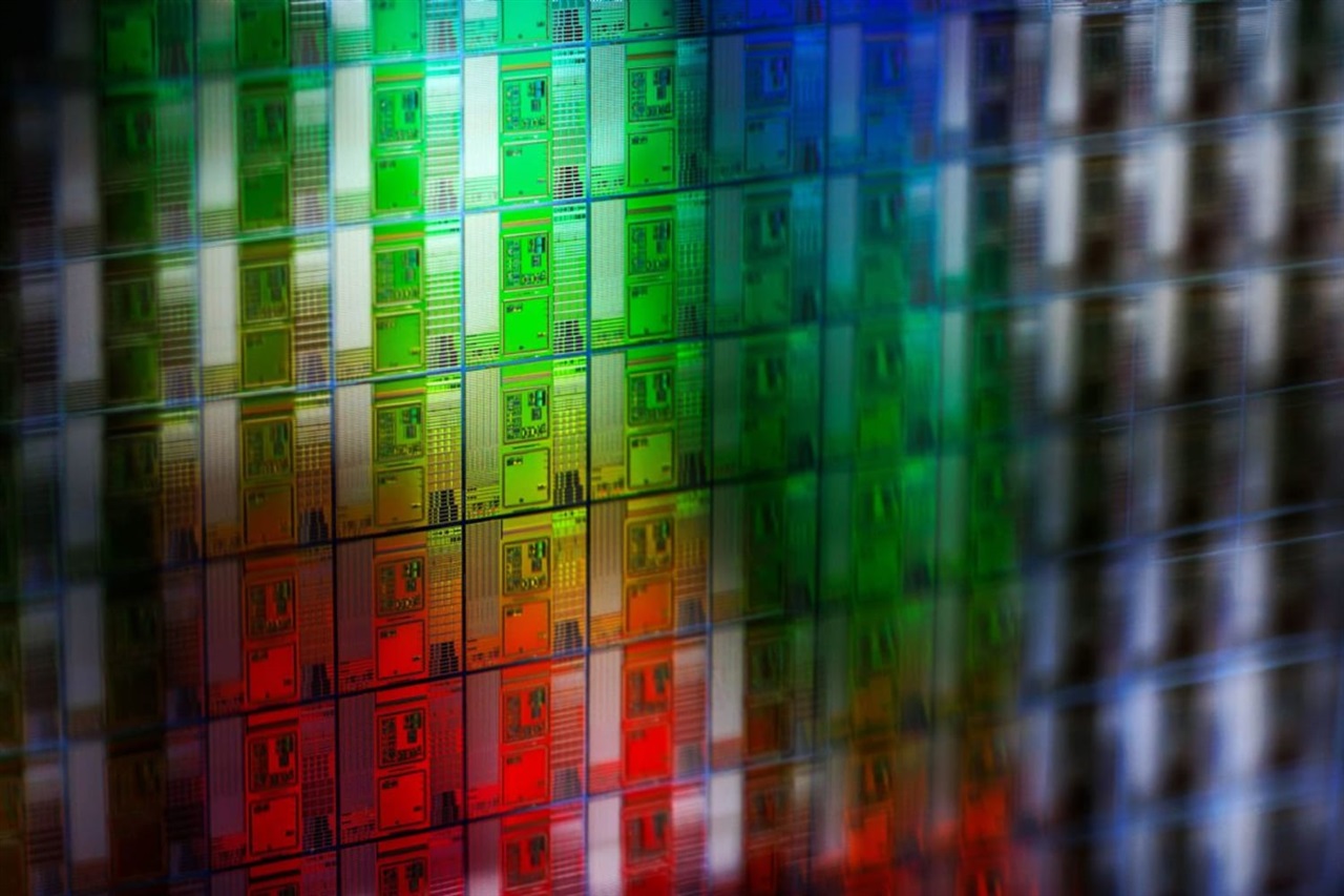 China's Indium Phosphide Grip Emerges as AI Optical Chip Risk