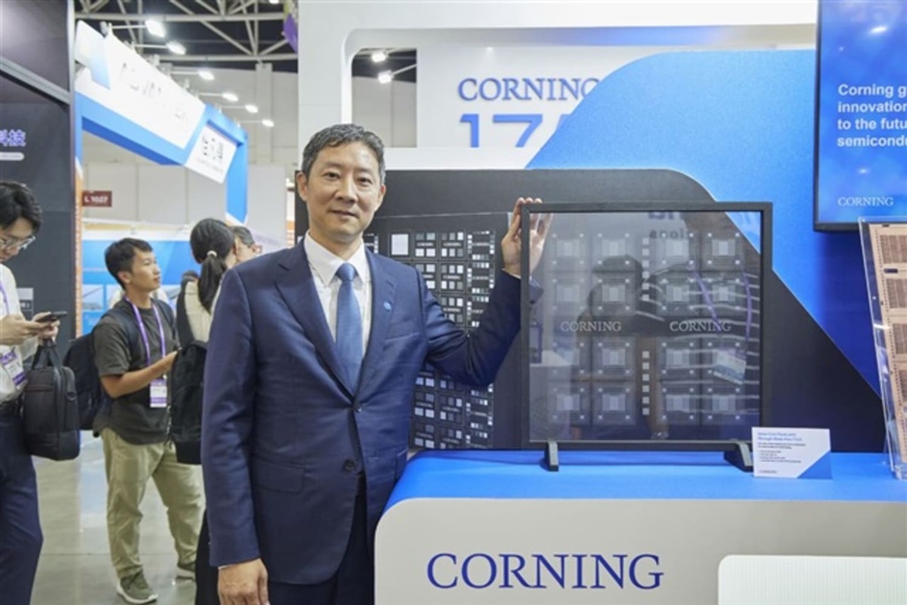 ガラスコアとCPOがAIパッケージングの次なる戦場に