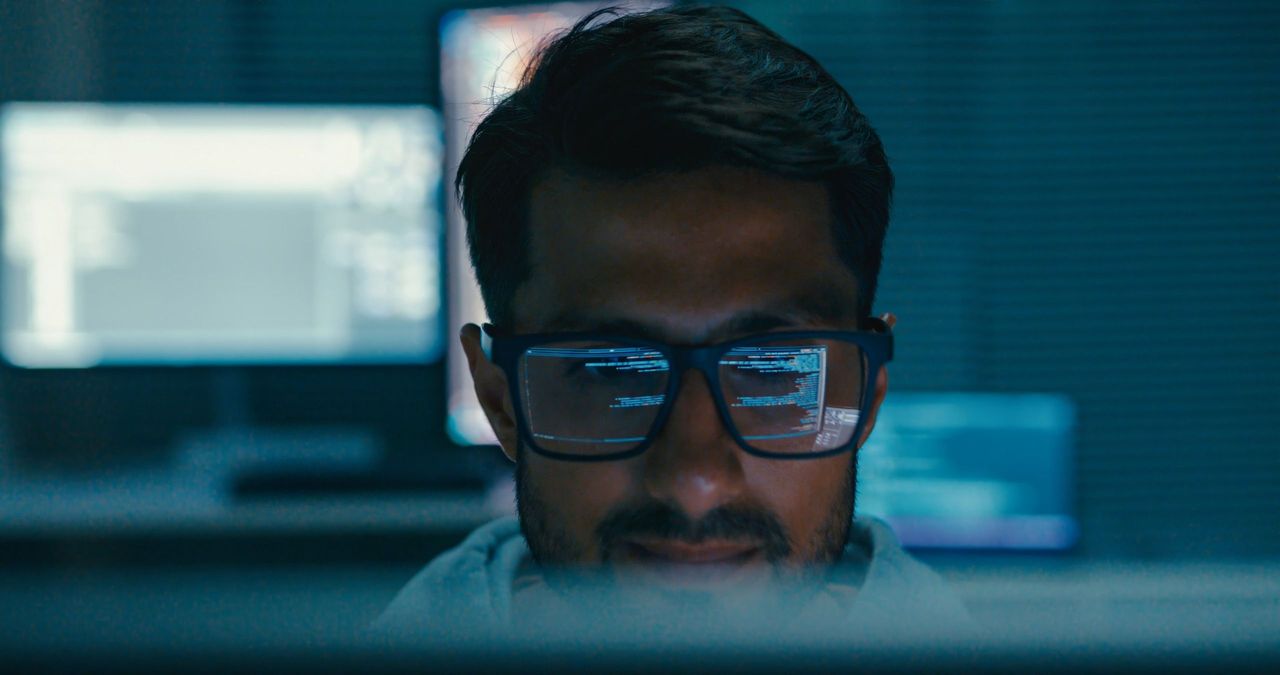 OpenAIの人間によるログレビューが企業のAIデータ懸念を再燃させる