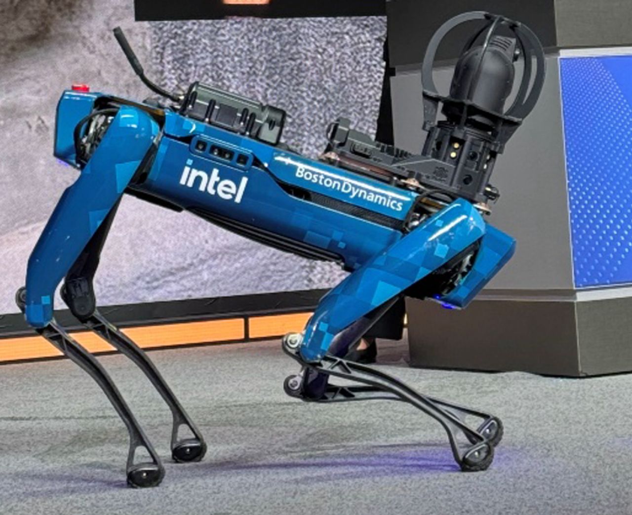 ファブロボティクスが半導体製造を再編、日本の装置産業に優位性