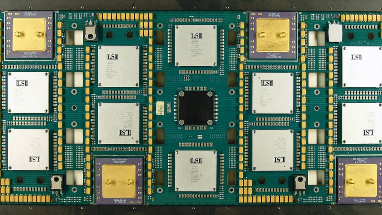 MicronのHBM4遅延がAIメモリ寡占を固める